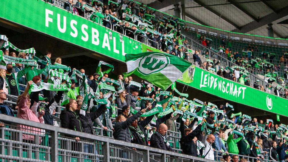 Fans des VfL Wolfsburg in der Nordkurve