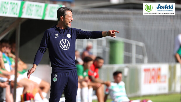 VfL Wolfsburg Trainer Nico Kovac gibt Anweisungen.