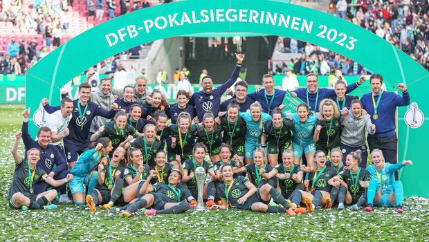 Die Spielerinnen des VfL-Wolfsburg feiern den Sieg des DFB-Pokals.