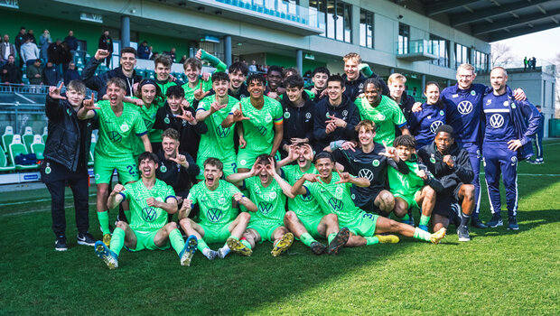 Die Nachwuchsspieler des VfL Wolfsburg feiern ihren Erfolg.