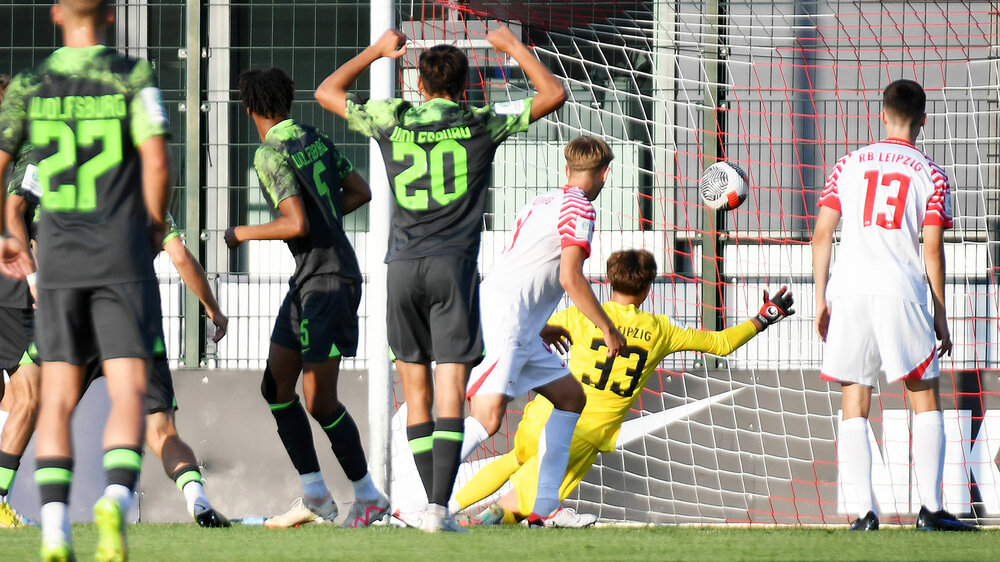 Die U19-Wölfe des VfL Wolfsburg schießen ein Tor und jubeln.