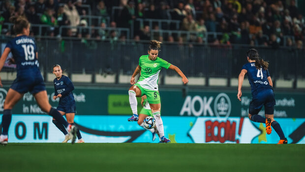 Lena Oberdorf vom VfL Wolfsburg nimmt den Ball an. 