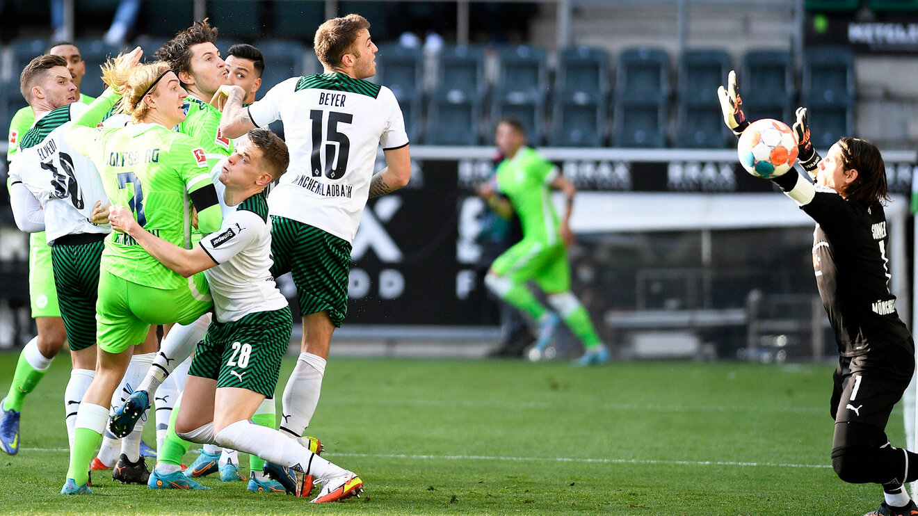 Der VfL-Wolfsburg-Spieler Sebastiaan Bornauw im Zweikampf um den Ball.