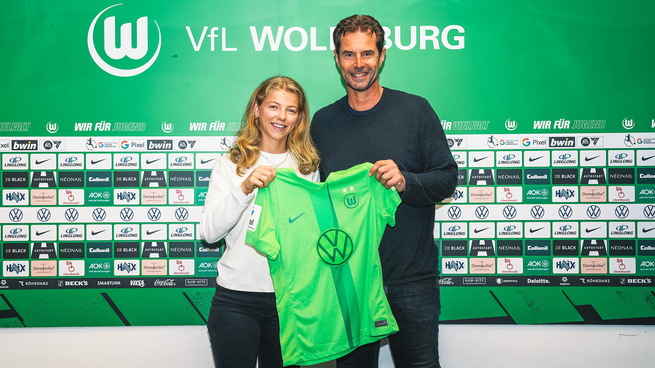 Die VfL-Wolfsburg-Spielerin Justine Kielland hält mit Kellermann ein Trikot in der Hand.