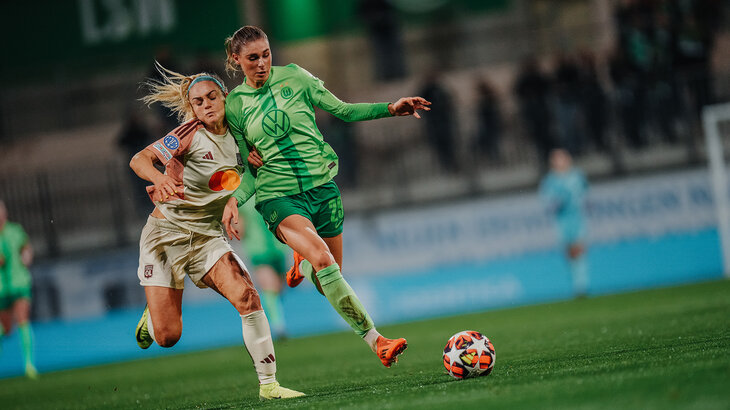 VfL-Wolfsburg-Spielerin Jule Brand im Zweikampf um den Ball.