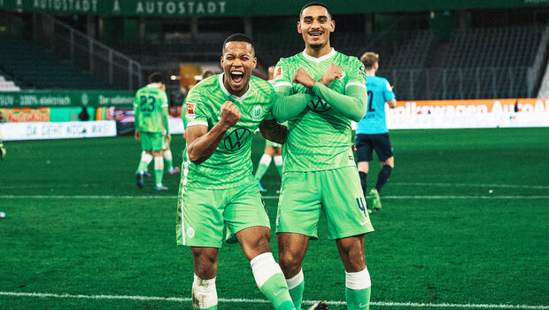 VfL Wolfsburg Spieler Vranckx bejubelt einen Treffer in einem Spiel.