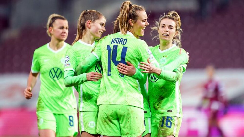 VfL Wolfsburg Spielerin Roord bejubelt mit ihren Mitspielerinnen ein Tor.