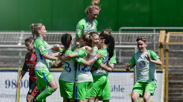 Die B-Juniorinnen des VfL Wolfsburg bejubeln einen Treffer.