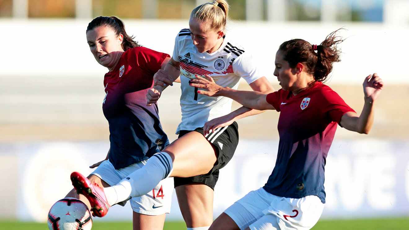 Ingrid Engen im Zweikampf mit Lea Schüller während der Partie zwischen Deutschland und  Norwegen im Algarve Cup. 