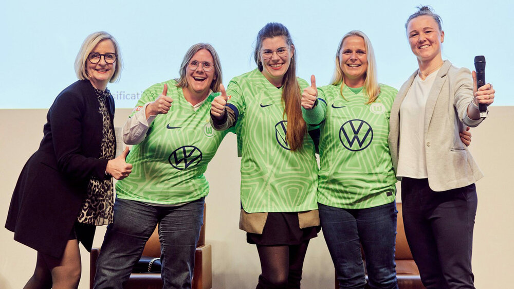 Ein Gruppenbild mit VfL-Wolfsburg-Spielerin Marina Hegering und weiteren Teilnehmerinnen des Frauenforum „FOODSERVICE“.