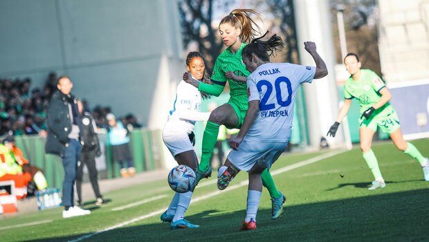 Die VfL Wolfsburg-Spielerin Tabea Waßmuth im Zweikampf um den Ball.