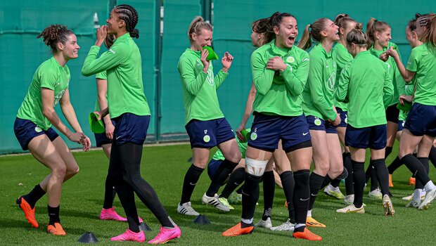 Die Spielerinnen des VfL Wolfsburg haben Spaß im Abschlusstraining vor dem UWCL Spiel gegen Arsenal.