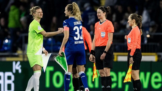 VfL-Wolfsburg-Kapitänin Alexandra Popp klatscht vor dem Spiel die TSG-Hoffenheim-Kapitänin Fabienne Dongus ab.