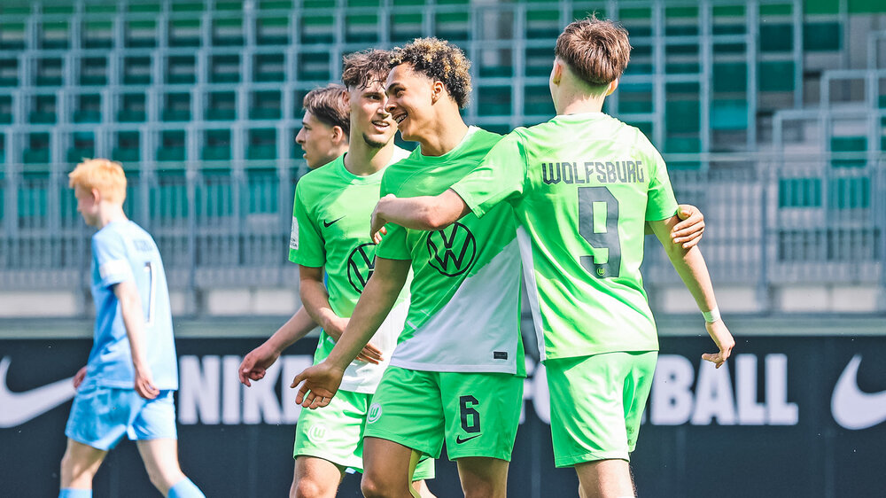 Die Spieler der U17 des VfL Wolfsburg umarmen sich.