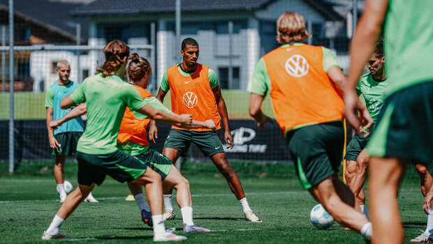 VfL-Wolfsburg-Spieler Moritz Jenz fokussiert den Ball an.