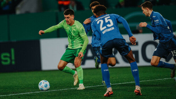Der VfL-Wolfsburg-Spieler Joakim Maehle im Zweikampf um den Ball.