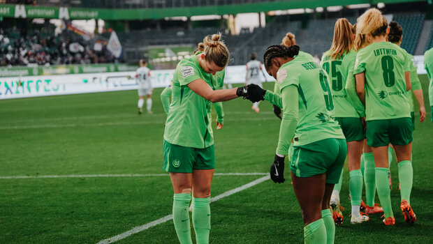 Die VfL-Wolfsburg-Spielerinnen jubeln nach einem Tor.
