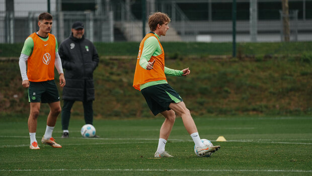 VfL Wolfsburg Spieler Mads Roerslev im Training an der Volkswagen Arena.