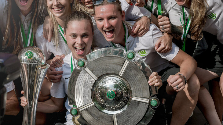 Double-winners enter their names in the city of Wolfsburg’s ‚Golden Book‘ and celebrated with the fans on the town-hall square. 
