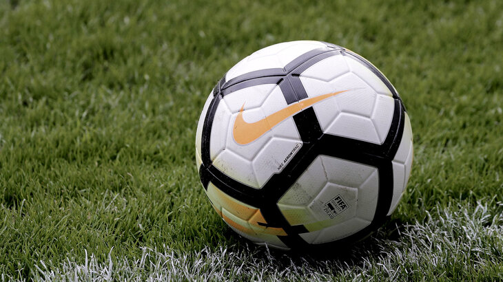Ein Nike Spielball liegt auf dem Rasen.