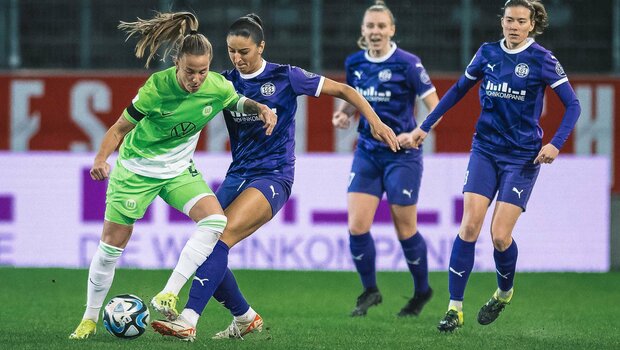VfL-Wolfsburg-Spielerin Lynn Wilms im Zweikampf mit einem Gegenspielerin.