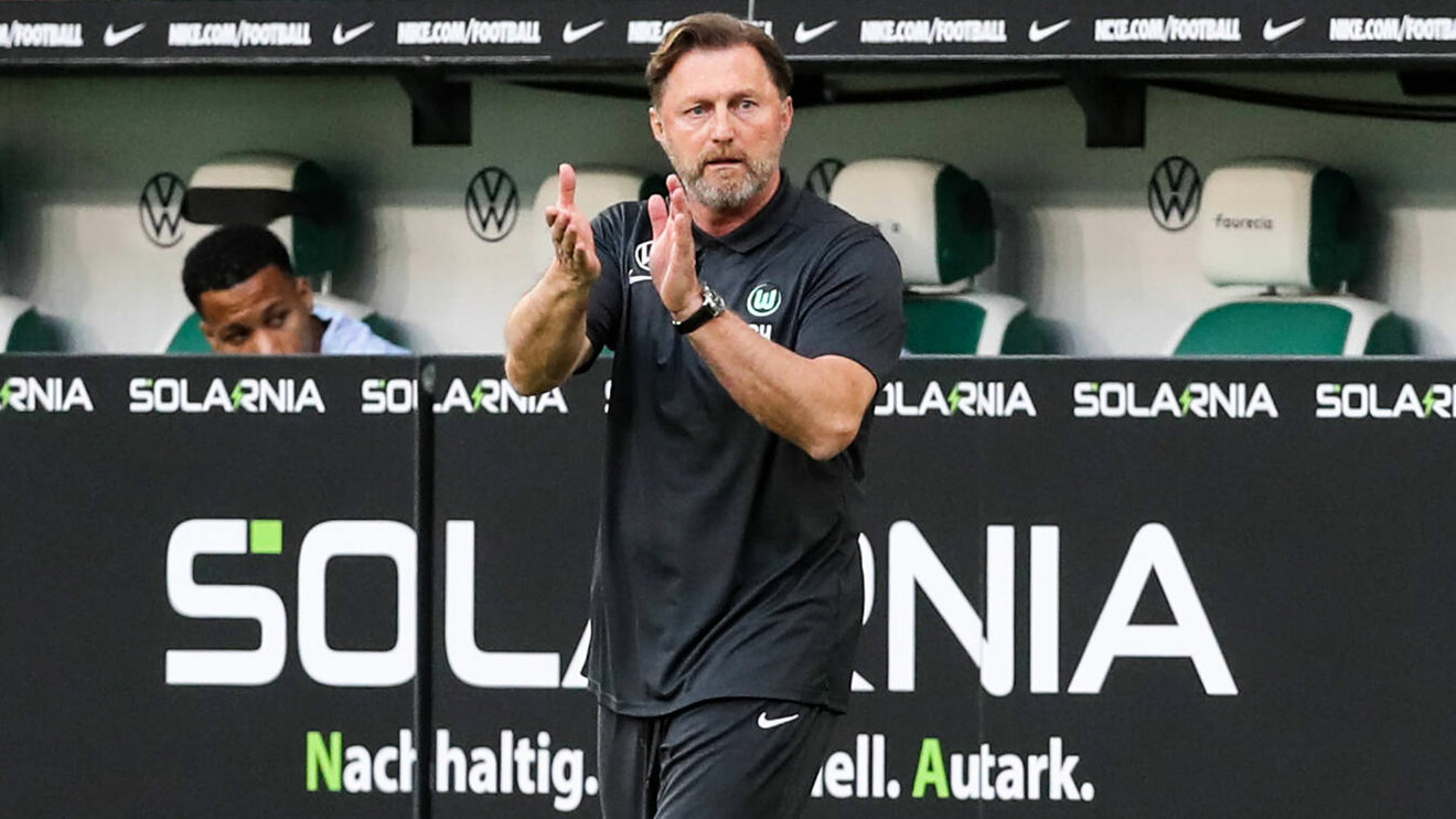 Der VfL-Wolfsburg-Trainer Ralph Hasenhüttl klatscht in die Hände.