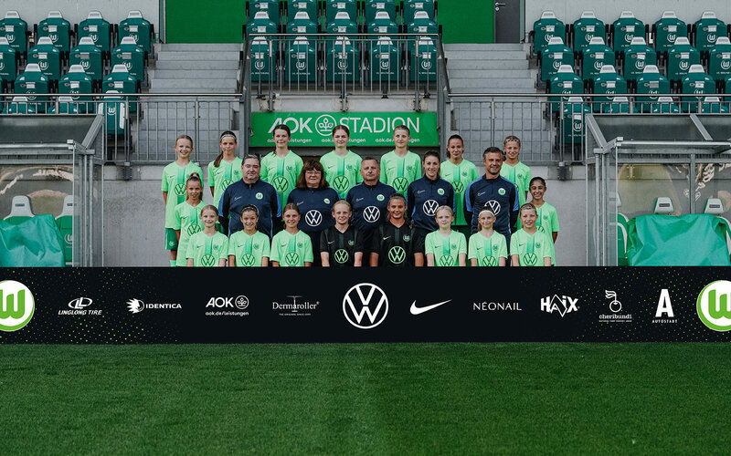 Das Juniorinnen U13-Team des VfL Wolfsburg posiert für ein Mannschaftsfoto.