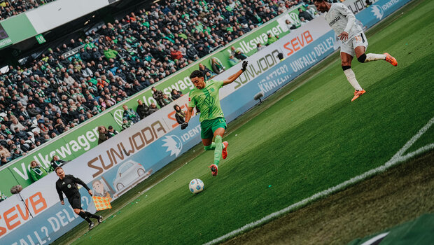 VfL-Wolfsburg-Spieler Tiago Tomas schießt den Ball.
