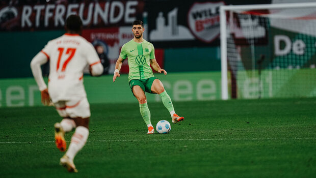 Der VfL-Wolfsburg-Spieler Konstantinos Koulierakis passt den Ball.