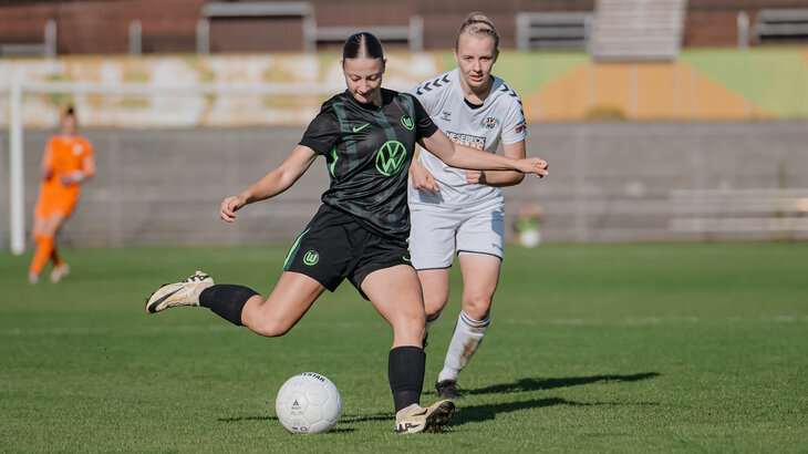 Eine Spielerin der U20-Frauen des VfL Wolfsburg schießt den Ball.