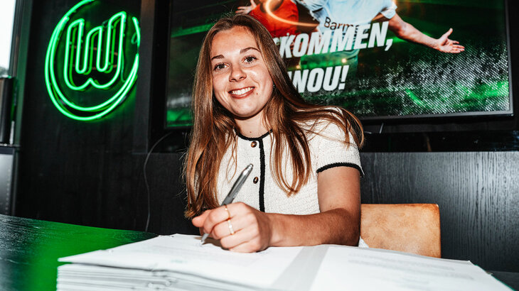 Die neue Wolfsburg Spielerin Janou Levels bei ihrer Vertragsunterzeichnung.