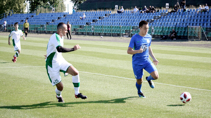 Ein Spieler der U23 am Ball beim Testspiel.