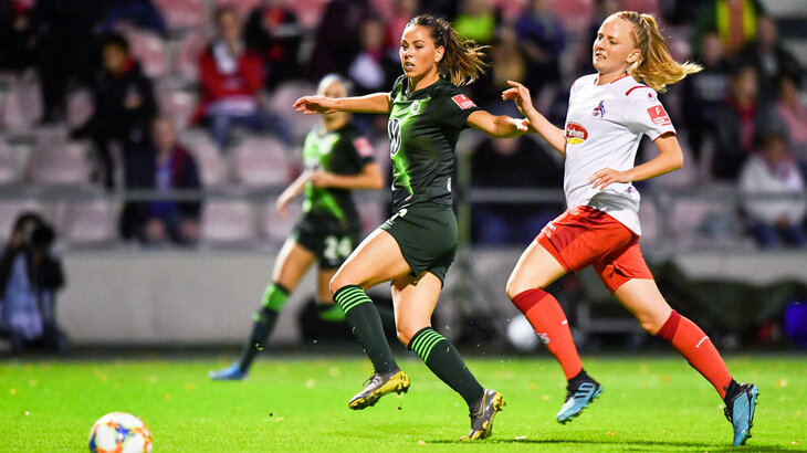 Sarah Gunnarsdottir im Laufduell mit einer Spielerin vom 1. FC Köln. 