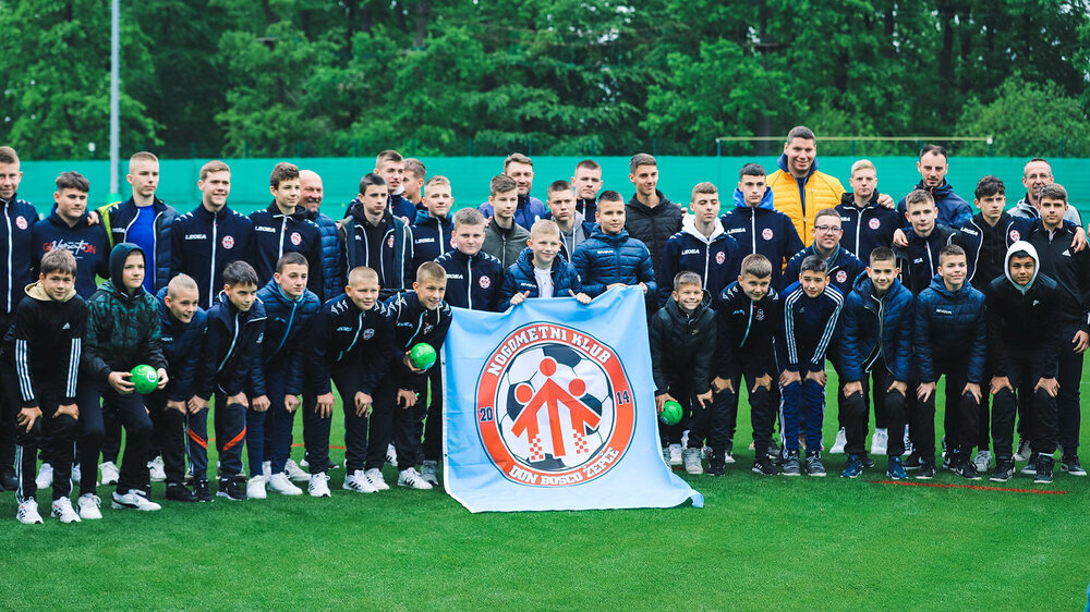 Der VfL Wolfsburg begrüßt 50 kroatisch-bosnische Kinder und deren Begleiter beim Training, Trainer Kovac posiert für ein Gruppenfoto.