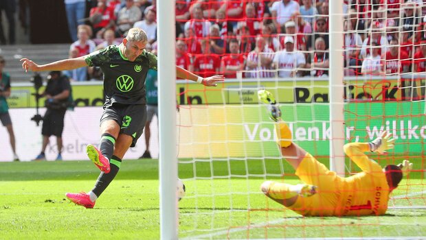 VfL-Wolfsburg-Spieler Wind freut sich über seinen Treffer gegen Köln.