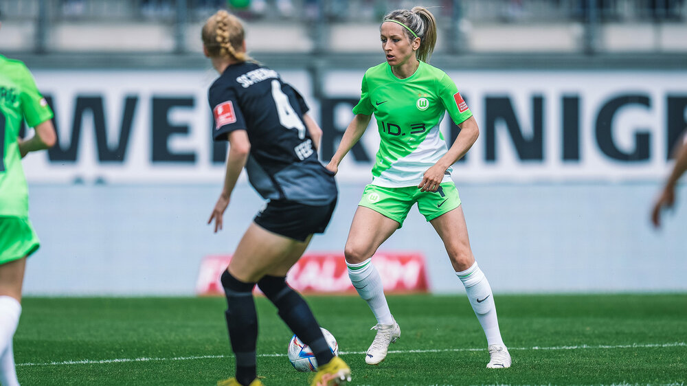 VfL-Wolfsburg-Spielerin Kathrin Hendrich im Zweikampf mit einer Spielerin des SC Freiburg.