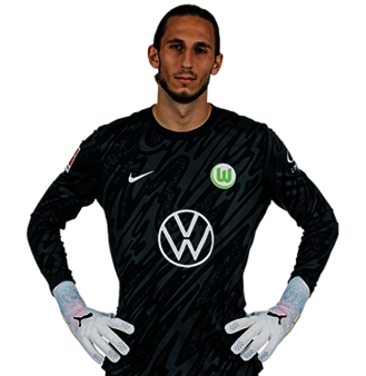Der VfL Wolfsburg Spieler Kamil Grabara posiert mit den Händen in der Hüfte.