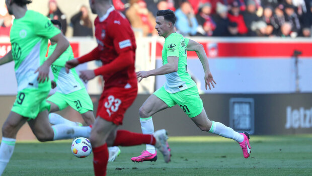 Der VfL-Wolfsburg-Spieler Yannick Gerhardt läuft mit dem Ball.