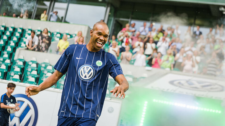 Der ehemalige VfL Wolfsburg Spieler Naldo lacht in der Volkswagen Arena in die Kamera.