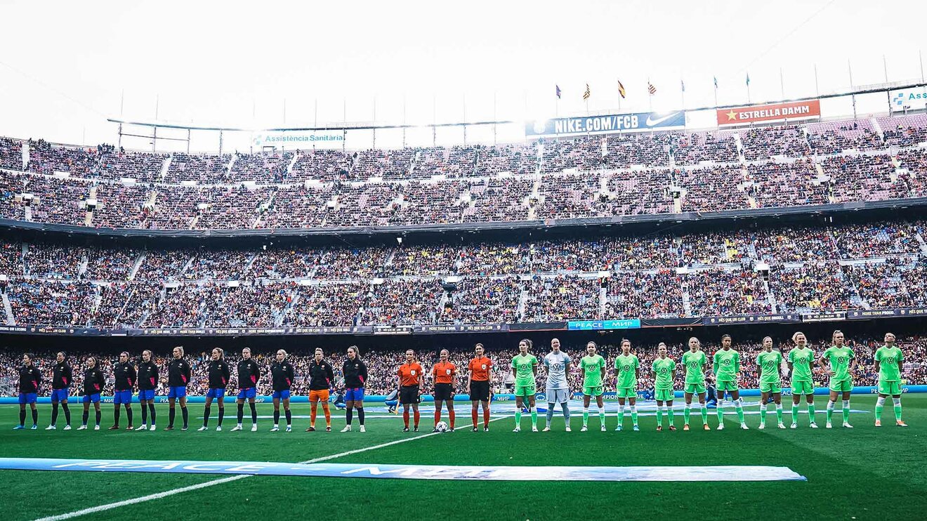 Die Frauenmannschaft des VfL Wolfsburg steht im Stadion neben der Mannschaft vom FC Barcelona.