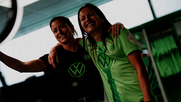 VfL-Wolfsburg-Spielerin Joelle Wedemeyer und Chantal Hagel nutzen die 360 Grad Kamera beim Trikot Launch Event.