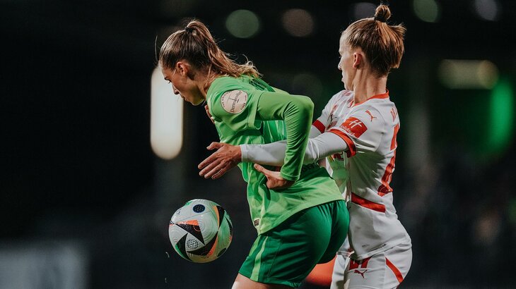 Die VfL-Wolfsburg-Spielerin Jule Brand im Duell um den Ball.