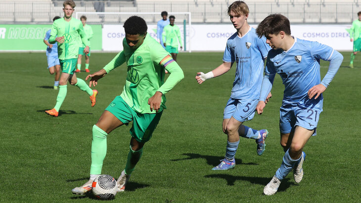 Der U17-Spieler vom VfL Wolfsburg im Zweikampf um den Ball.