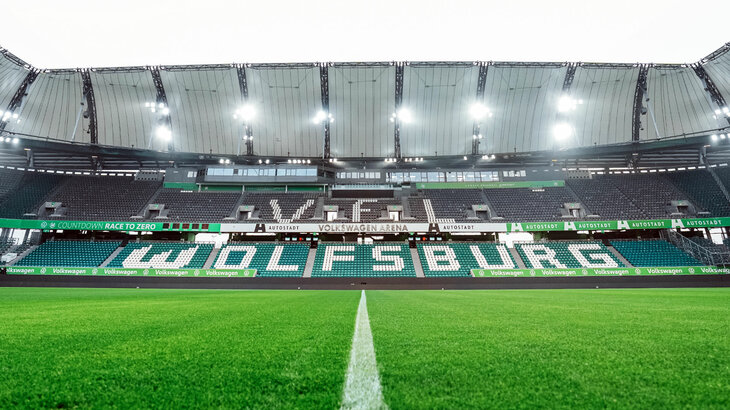 Spielfeld der Volkswagen Arena des VfL Wolfsburg mit der Gegengerade im Hintergrund.