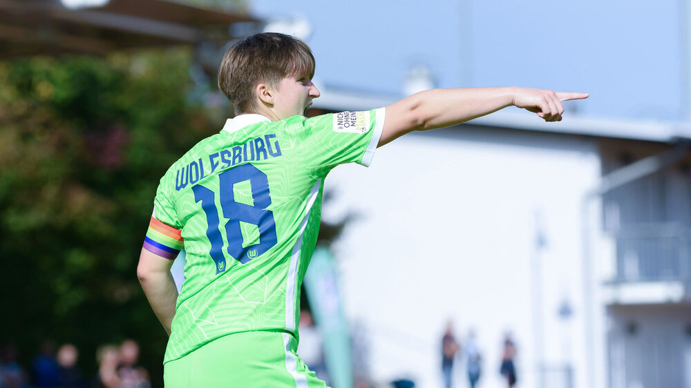 Die U20-Spielerin Klensmann vom VfL Wolfsburg gibt Anweisungen. 