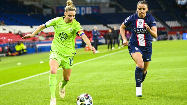 VfL-Wolfsburg-Spielerin Svenja Huth am Ball im Spiel gegen PSG.