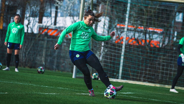 Eine Spielerin des VfL Wolfsburg spielt im Training den Ball.
