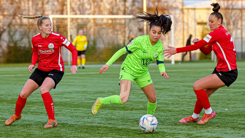 Die U20-Frauen des VfL Wolfsburg versuchen in Ballbesitz zu bleiben.