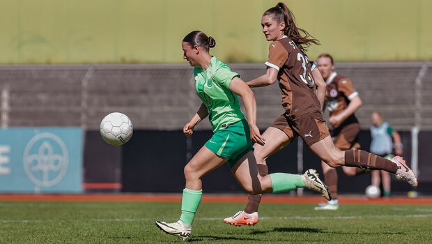 Eine Spielerin der VfL-Wolfsburg-U20 im Zweikampf.