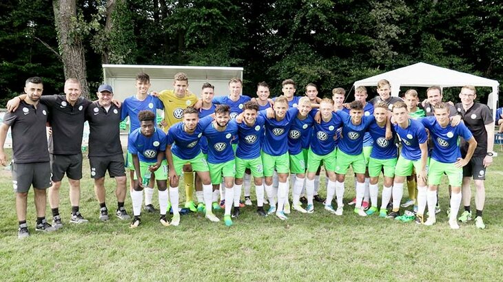 Die U17 posiert zum Mannschaftsfoto.